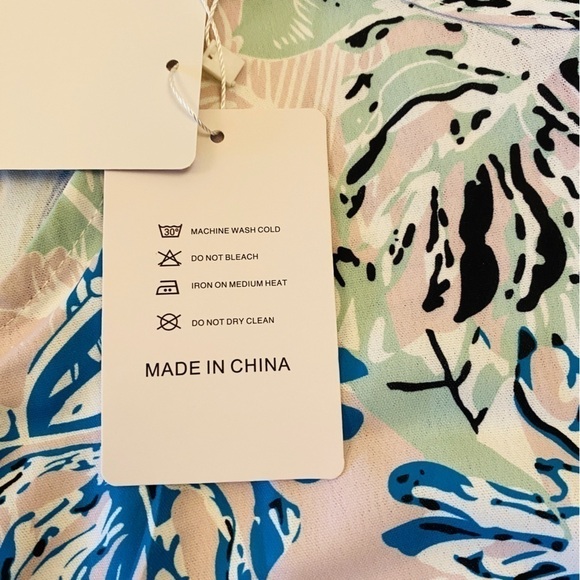 Buttoned tank top pastel colours wood buttons leaves foliage adjustable straps - Picture 9 of 11